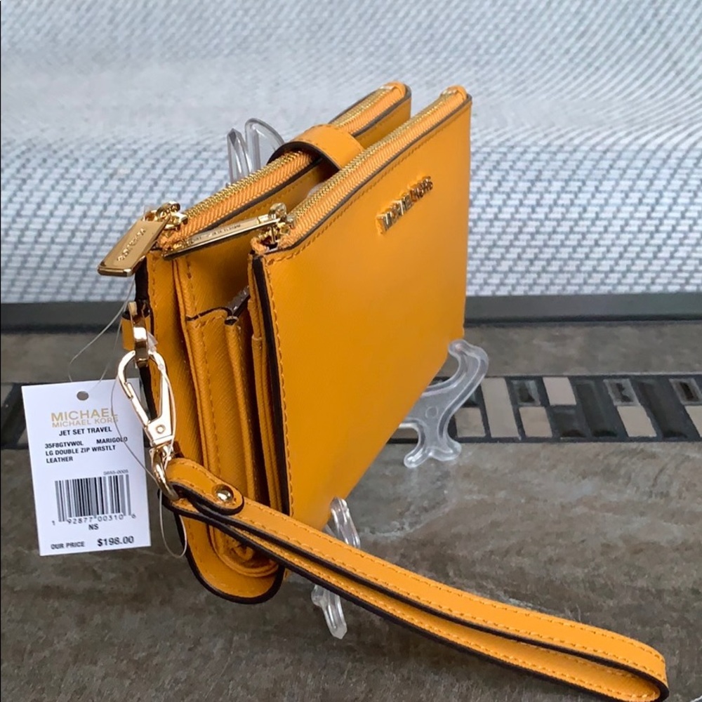 MICHAEL KORS LG DOUBLE ZIP WRISTLET MARYGOLD - Picture 4 of 16